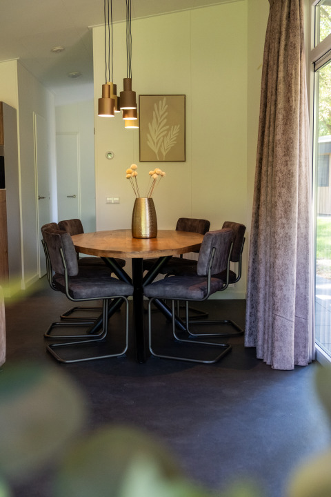 Eethoek in Wood Cottage, Holiday park De Witte Berg, Nederland, met moderne inrichting en licht.