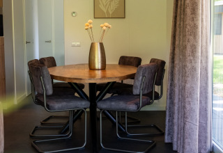 Spiseområde i Wood Cottage, Holiday park De Witte Berg, Nederlandene med moderne indretning.