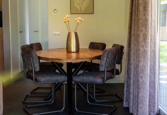 Essbereich im Wood Cottage, Ferienpark De Witte Berg, Niederlande, mit stilvoller Einrichtung.