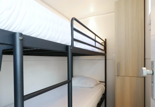 Habitación con litera y armario en la casa flotante 'De Hoop' en Marina Parcs - Jachthaven De Hoop en los Países Bajos.