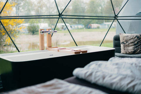 Baignoire dans la Round Holly Tent au Holiday Park Sallandshoeve, Pays-Bas, avec vue sur la nature.