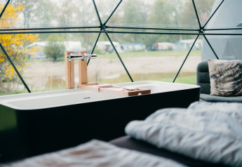 Baignoire dans la Round Holly Tent au Holiday Park Sallandshoeve, Pays-Bas, avec vue sur la nature.