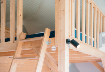 Mezzanine en bois avec échelle et lit dans la Round Holly Tent au Holiday Park Sallandshoeve, Pays-Bas.