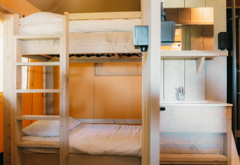 Køjeseng og vask i Safari Cottage telt på Holiday Park Sallandshoeve, Holland, interiørbillede.