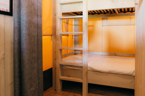 Vue intérieure d’un lit superposé dans une tente safari au Safari cottage, Holiday Park Sallandshoeve, Pays-Bas.