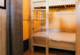 Vue intérieure d’un lit superposé dans une tente safari au Safari cottage, Holiday Park Sallandshoeve, Pays-Bas.