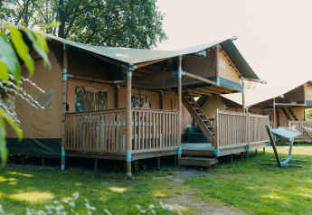 Tente safari nommée Ranger Lodge avec terrasse en bois au Holiday Park Sallandshoeve aux Pays-Bas.