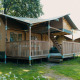 Safari telt ved navn Ranger Lodge med træterrasse, set på Holiday Park Sallandshoeve i Holland.