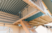 Binnenkant van een safaritent met houten trap en veiligheidsnet bij Holiday Park Sallandshoeve, Nederland.