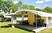Safari-telt kaldet Tentvilla på ferieparken De Witte Berg i Holland med terrasse og havemøbler.