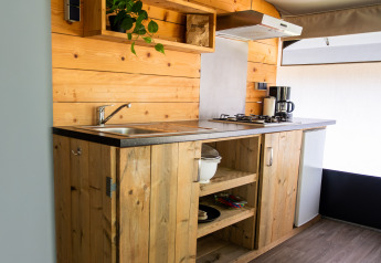 Küchenecke im Safarizelt Tentvilla im Ferienpark De Witte Berg, Niederlande, mit Holzverkleidung.