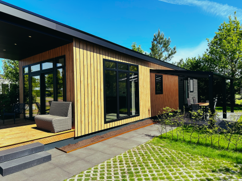 Sunlodge ved Holiday Park 't Rheezerwold i Nederlandene, moderne træhytte med stor terrasse og have.