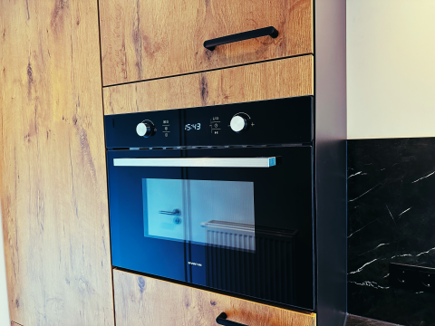 Inbouwoven in moderne houten keuken van Sunlodge op Holiday Park 't Rheezerwold, Nederland.