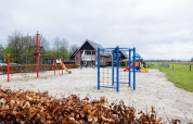 Legeplads ved The Kremmer feriepark i Drenthe, Holland, med sand, gynger og klatrestativer.