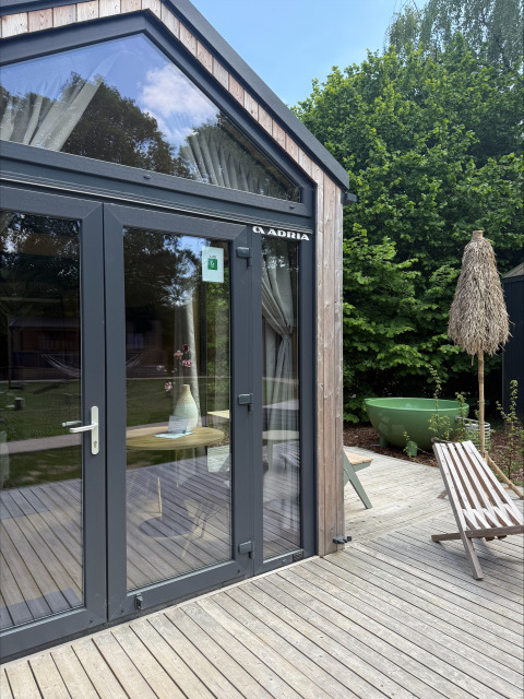 Udendørs terrasse og glasdøre til Tiny Home MET DUTCHTUB - GENT ved Urban-Gardens i Belgien.