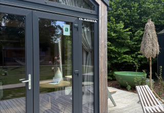 Udendørs terrasse og glasdøre til Tiny Home MET DUTCHTUB - GENT ved Urban-Gardens i Belgien.