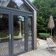 Terrasse extérieure et portes vitrées du Tiny Home MET DUTCHTUB - GENT à Urban-Gardens en Belgique.