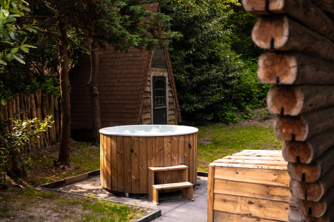 Holzbadezuber im Freien bei der Huys van de Boswachter Lodge im Sandberghe, mit viel Naturumgebung.