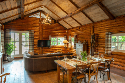 Accogliente interno di baita a Huys van de Boswachter con sala da pranzo e soggiorno a Sandberghe, Paesi Bassi.