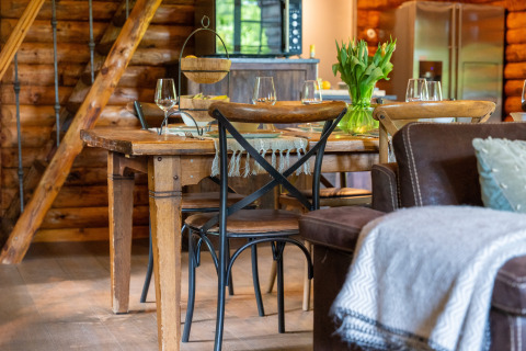 Gemütlicher Essbereich in der Lodge Huys van de Boswachter bei Sandberghe, Niederlande, mit Holztisch.