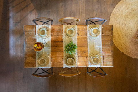 Eettafel voor zes personen, gezien van bovenaf bij ‘Huys van de Boswachter’ in Sandberghe, Nederland.