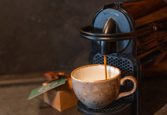 En kaffekop fyldes med espresso fra en Nespresso-maskine i hytten 'Huys van de Boswachter' i Sandberghe.