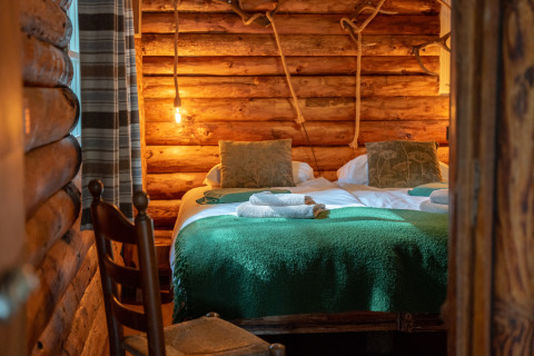 Gemütliches Schlafzimmer einer Blockhütte im Huys van de Boswachter mit Bubbelbad, Sandberghe, Niederlande.