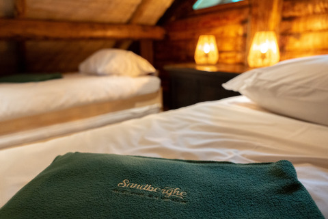 Gemütliches Schlafzimmer im 'Huys van de Boswachter' met Bubbelbad in Sandberghe, Niederlande, mit Lampen.