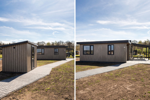 Twee afbeeldingen van Zandduin Deluxe lodge bij De Tien Heugten in Nederland met een betegeld pad en blauwe lucht.