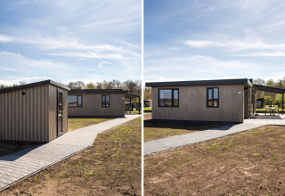 Twee afbeeldingen van Zandduin Deluxe lodge bij De Tien Heugten in Nederland met een betegeld pad en blauwe lucht.