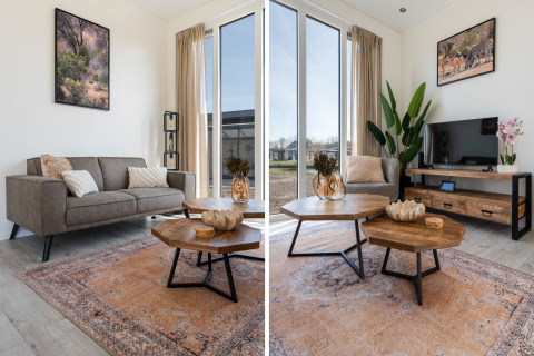 Woonkamer in de Zandduin Deluxe lodge op De Tien Heugten, Nederland, met modern interieur en grote ramen.