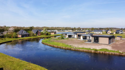 Lodges moderni sul lago nel parco De Tien Heugten, Zandduin Deluxe, immersi nella natura olandese.