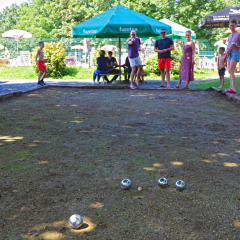 Personas jugando a la petanca en Camping La Colline, parque de vacaciones en Bélgica Luxemburgo, Bélgica.