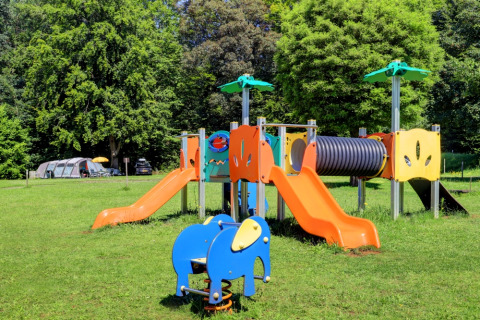 Bunter Spielplatz mit Rutschen und Klettertunnel im Ferienpark Camping La Colline, Belgien, Luxemburg.