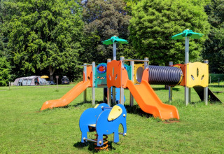 Colorato parco giochi con scivoli e tunnel a Camping La Colline, parco vacanze in Belgio, Lussemburgo.
