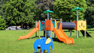 Colorido parque infantil con toboganes y túnel en Camping La Colline, en Luxemburgo belga, Bélgica.