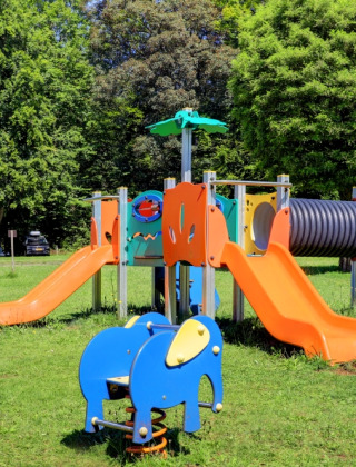 Colorido parque infantil con toboganes y túnel en Camping La Colline, en Luxemburgo belga, Bélgica.