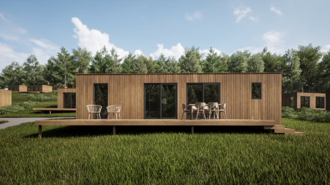 Modernes Holzferienhaus mit Terrasse, umgeben von Wiese und Bäumen im Hameau de l'Ourthe, Belgien.