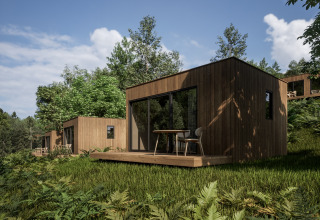 Moderne houten chalets met glazen schuiframen in Hameau de l'Ourthe, vakantiepark in Belgisch Luxemburg.