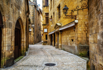 Smal keienstraatje met historische stenen gebouwen rondom Saint Cybranet, Nouvelle-Aquitaine, Frankrijk.