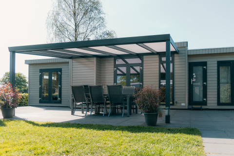 Veluwe Villa im Ferienpark De Boshoek, Niederlande, mit moderner Terrasse und Gartenmöbeln im Freien.