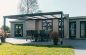 Veluwe Villa nel parco vacanze De Boshoek in Olanda, con patio coperto e area pranzo all'aperto.