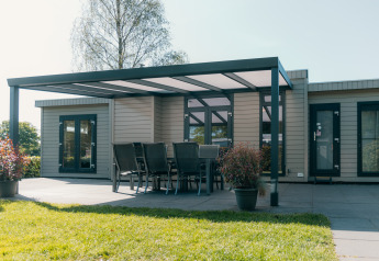 Veluwe Villa im Ferienpark De Boshoek, Niederlande, mit moderner Terrasse und Gartenmöbeln im Freien.
