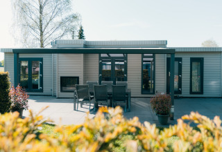 Moderne Veluwe Villa lodge met terras en zithoek bij Vakantiepark De Boshoek in Nederland.