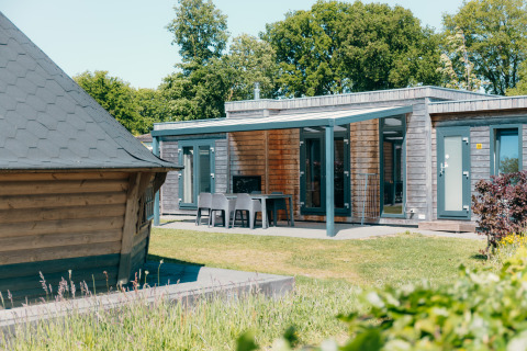 Outdoor view of Veluwe Villa with terrace and sauna at Holiday park De Boshoek in the Netherlands.