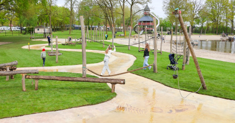 Kinder spielen auf einem Abenteuer-Kletterspielplatz im Ferienpark De Leistert in Limburg, Niederlande.