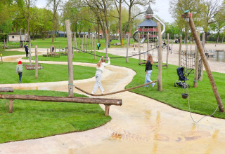 Kinder spielen auf einem Abenteuer-Kletterspielplatz im Ferienpark De Leistert in Limburg, Niederlande.