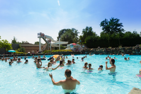 Menschen entspannen sich im Schwimmbad und auf der Wasserrutsche im Ferienpark De Leistert, Limburg.