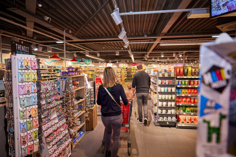 Een gezin gaat winkelen in een supermarkt in vakantiepark De Leistert in Limburg, Nederland.