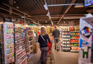 Eine Familie kauft in einem Supermarkt im Ferienpark De Leistert in Limburg, Niederlande ein.
